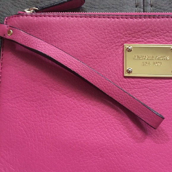 Michael Kors Pink Wristlet π - Picture 5 of 8